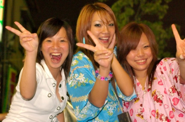 Japonesas celebrando (foto Janek Mann)