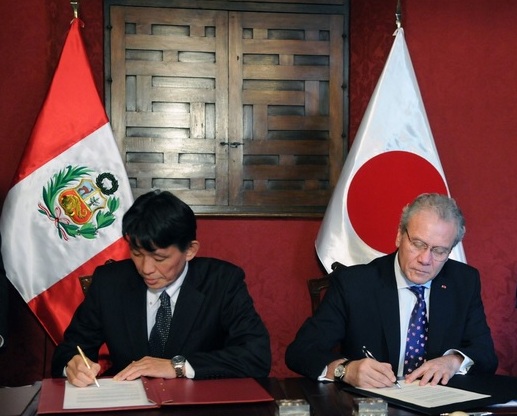 Embajador japonés Kabutan y canciller peruano Gutiérrez (foto Andina)