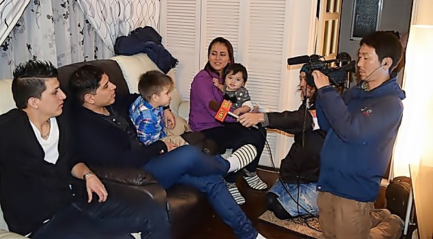 John Kelvin, su hermano su cuñada y sus sobrinos en grabacion