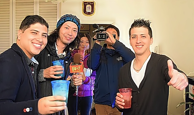 John Kelvin, su hermano Jorge Alberto y el equipo de TV Tokyo.