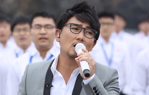 Lee Seung-chul cantando en la isla que es reclamada por Japón.