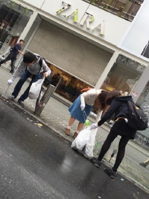 Voluntarios recogiendo la basura