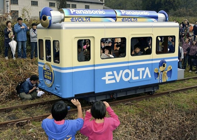Tren a pilas (Foto Yomiuri)