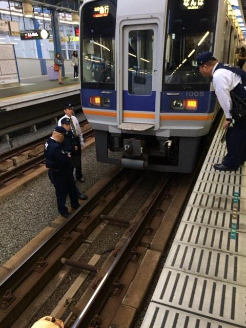 Todos se preguntan cómo la mujer evadió al tren (foto Twitter)