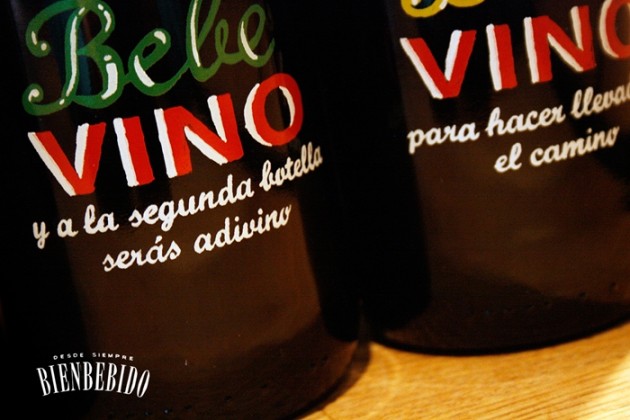 Cada botella lleva una frase curiosa.