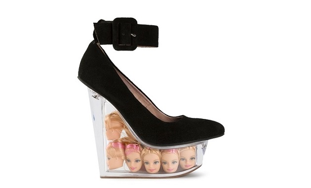Zapatos con la cabeza de Barbie. Foto Ameblo