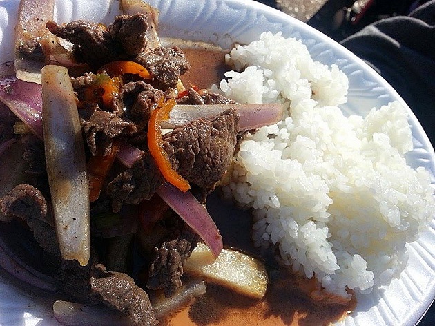 El lomo saltado servido en Oishii Perú.