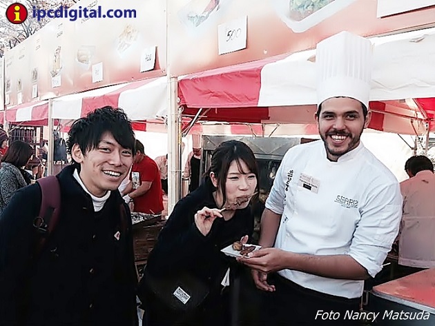 Francesco de Sanctis con japoneses que prueban el anticucho en el festival en Tokio.