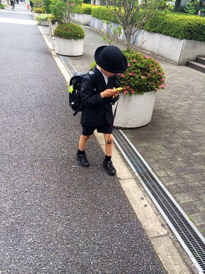 Niño en Japón (foto Steven Johnson)
