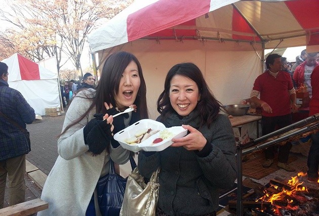Japonesas con su plato de "chancho al palo" en el segundo día de Oishii Peru en Tokio.