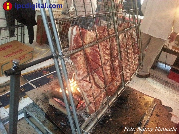 Así se preparó el chancho al palo en Oishii Perú en Tokio.