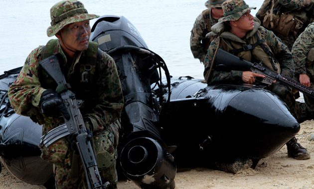 Soldado japonés en desembarco en Guam