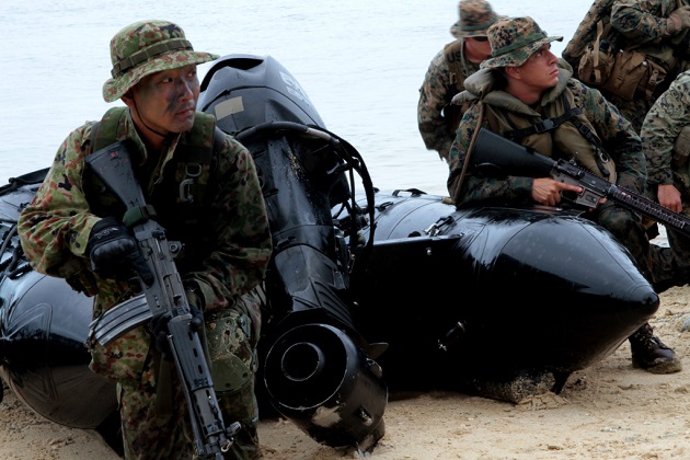Soldado japonés en desembarco en Guam junto a tropas estadounidenses. (Foto Discovermilitary)