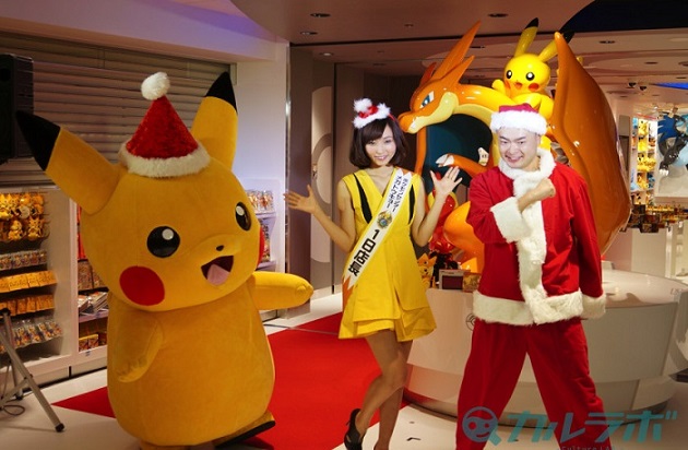 La idol del desnudo japonés, Risa Yoshiki, y el cómico Abareru kun, en la apertura de la tienda en Ikebukuro.