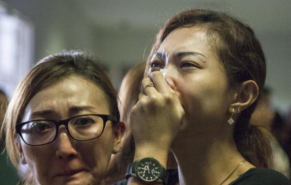Familiares de las víctimas del avión indonesio. Foto EFE