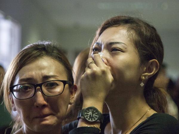 Familiares de las víctimas del avión indonesio. Foto EFE