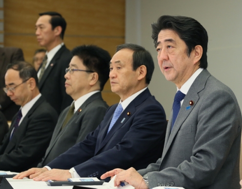 Shinzo Abe y el ministro portavoz Yoshihide Suga (foto gobierno de Japón)