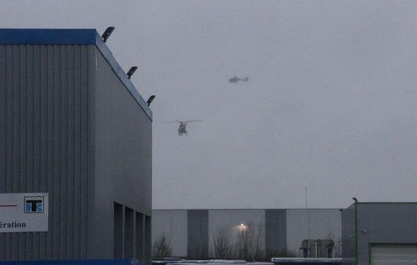 Helicópteros de la policía francesa en el asalto al local en París.