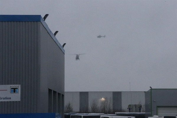 Helicópteros de la policía francesa en el asalto al local en París.