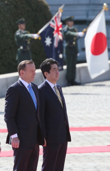 Shinzo Abe con su homólogo de Australia, Tony Abbott (foto gobierno de Japón)