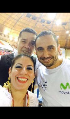 José y Ana Suhara con el profesor Hugo Romero en Trujillo