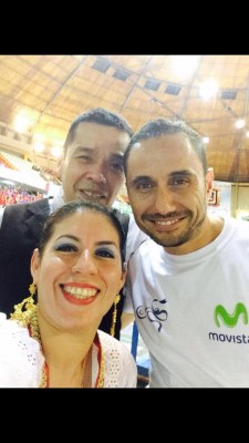 Selfie de José y Ana Suhara con el profesor Hugo Romero en Trujillo.