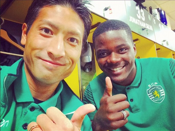 Junya Tanaka y su compañero de equipo William Carvalho (foto Instagram)
