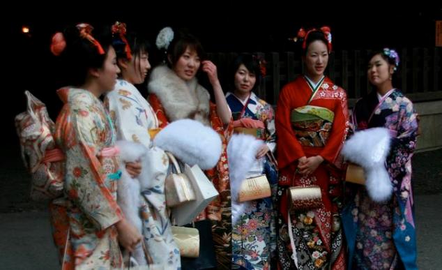 Jóvenes japonesas celebran su mayoría de edad (foto moguphotos)