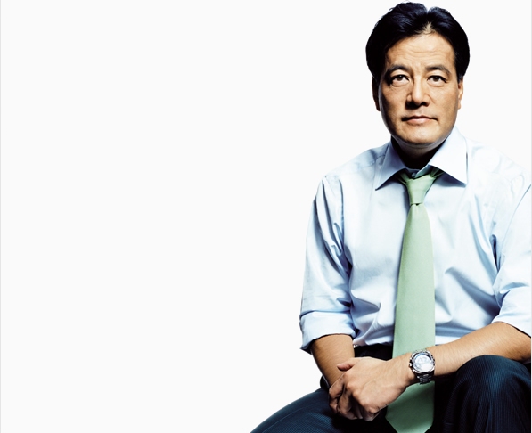 Katsuya Okada (foto sitio web oficial)