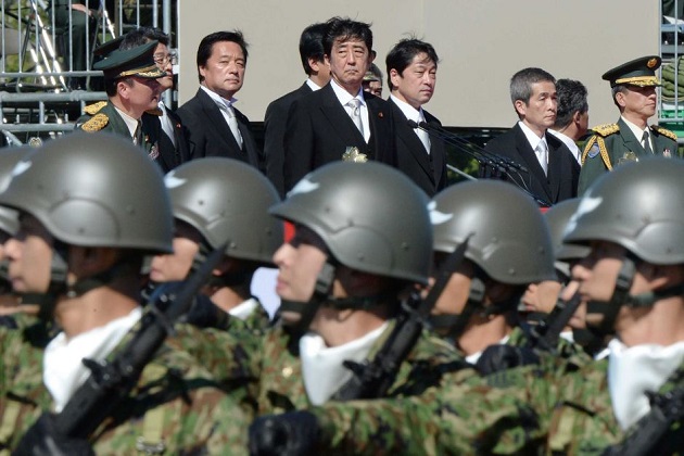 Foto de archivo. Abe en una parada militar.