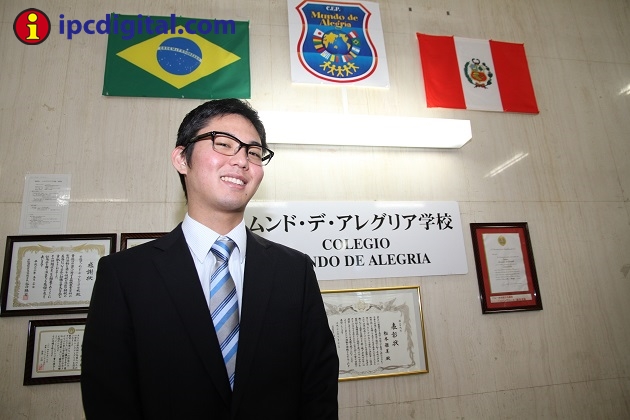 Akihiro Chinen en la escalera de acceso al colegio Mundo de Alegría.