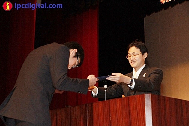 Ryosuke Kasahara de Wellness entrega el diploma Akihiro Chinen.