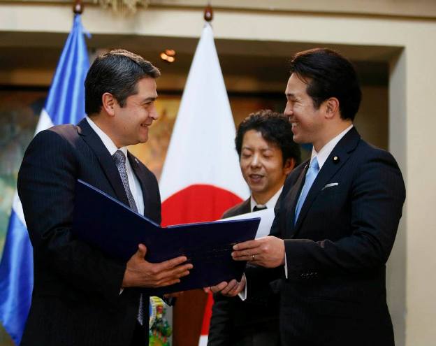 Presidente de Honduras, Juan Orlando Hernández, y parlamentario japonés Takashi Uto (foto gobierno de Honduras)