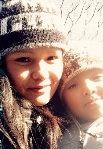 Marisol Higa y unos de sus cinco hijos, Kiohe. Ambos lucen un gorro de lana que tiene buena venta.