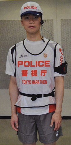 Policía que correrá con atletas (foto Policía Metropolitana de Tokio)