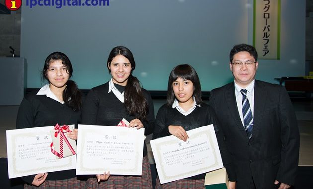 Premiacion del Concurso de Redaccion HICE - ipcdigital - Foto Anderson Ishii - 630 2 Iris Villafuerte Méndez, Ayako Roca y Ángela Nahomi Zorrilla Ramos con Renato Saito de International Press.