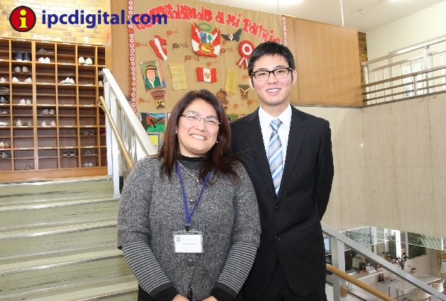 El peruano con su ex maestra Sara Yoshisato.