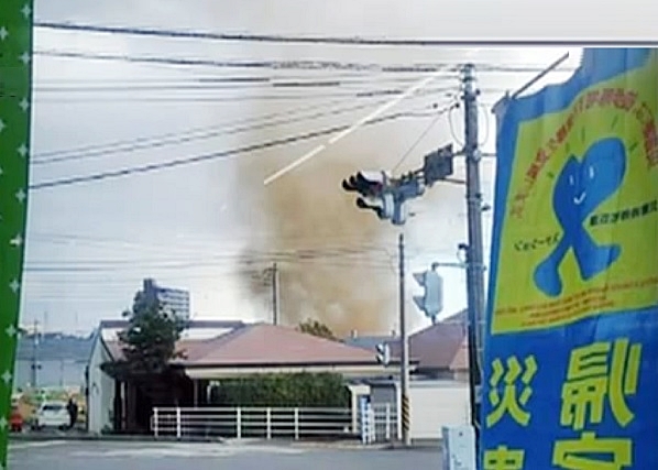 15.43 horas de esta tarde. Este tornado es fotografiado en Atsugi. (Imagen YouTube)