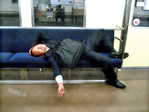 Trabajador japonés cansado (o quizá bebió mucho)
