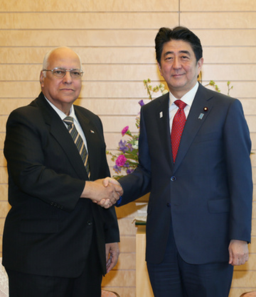 Abe y el vicepresidente de Cuba (foto gobierno de Japón)