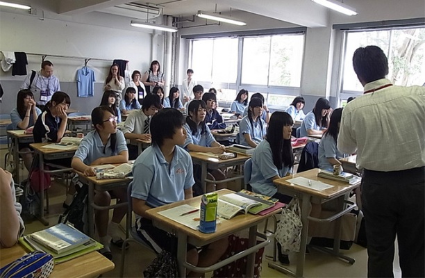 Estudiantes en Japón (foto wochikochi.jp)