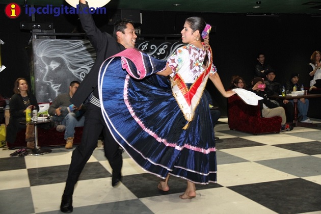 José y Ana Suhara en hermosa performance de marinera.