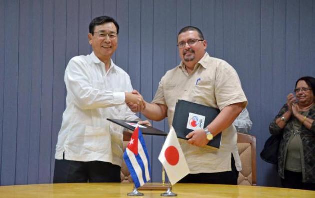 El embajada japonés Hiroshi Sato y el director de MediCuba Luis Oliveros (foto Yander Zamora/Granma)