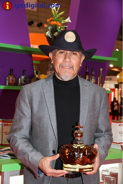 Don Manuel Avilés sostiene una botella del tequila Gran Corralejo.