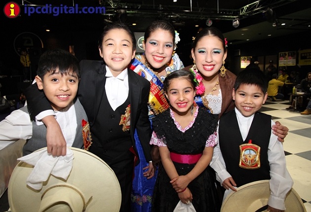 Niños peruanos que bailan marinera en un evento en Gunma.
