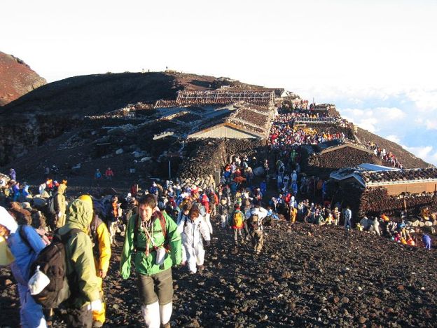 Escaladores en el monte Fuji (foto Derek Mawhinney)