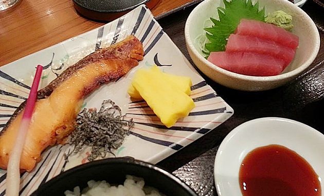 Yakishake Teishoku, el menu japones, con salmon, sashimi y arroz en Hyoki