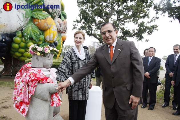 El embajador Escala y su esposa ante la estatua de Lima-chan.