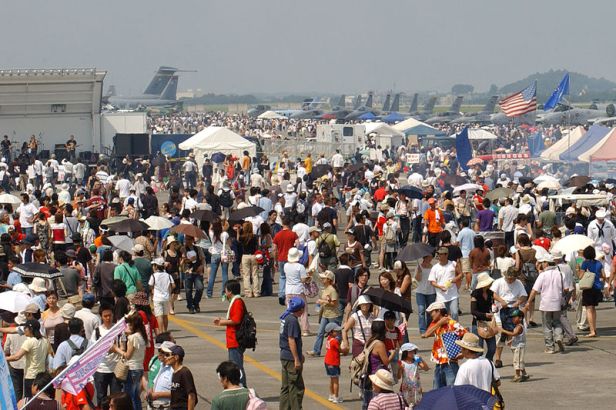 Japoneses en la base estadounidense de Yokota (foto U. S. Air Force)