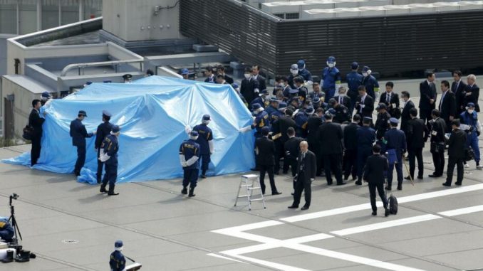 La policía en el techo de la vivienda oficial del Primer Ministro donde cayó el dron